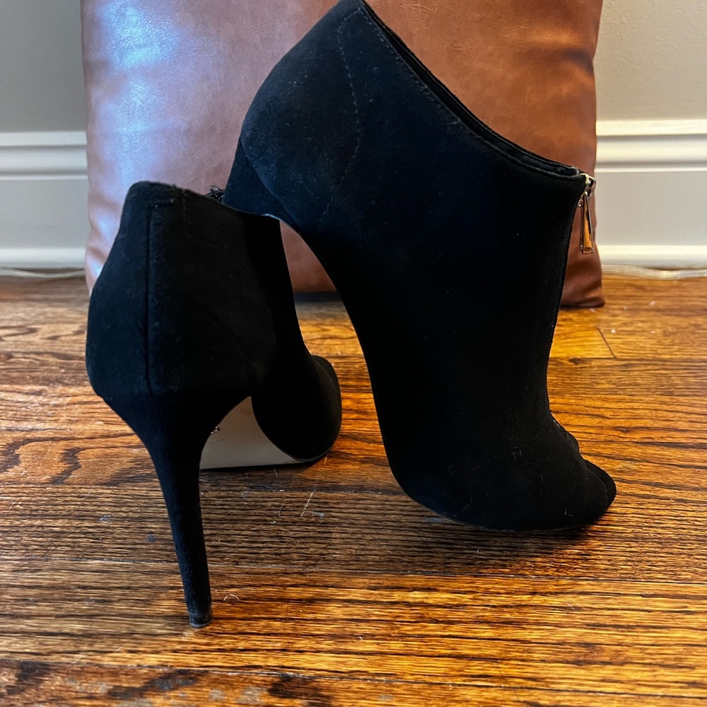 Ann Taylor size 8.5 Black Peep-Toe bootie - Picture 2 of 6